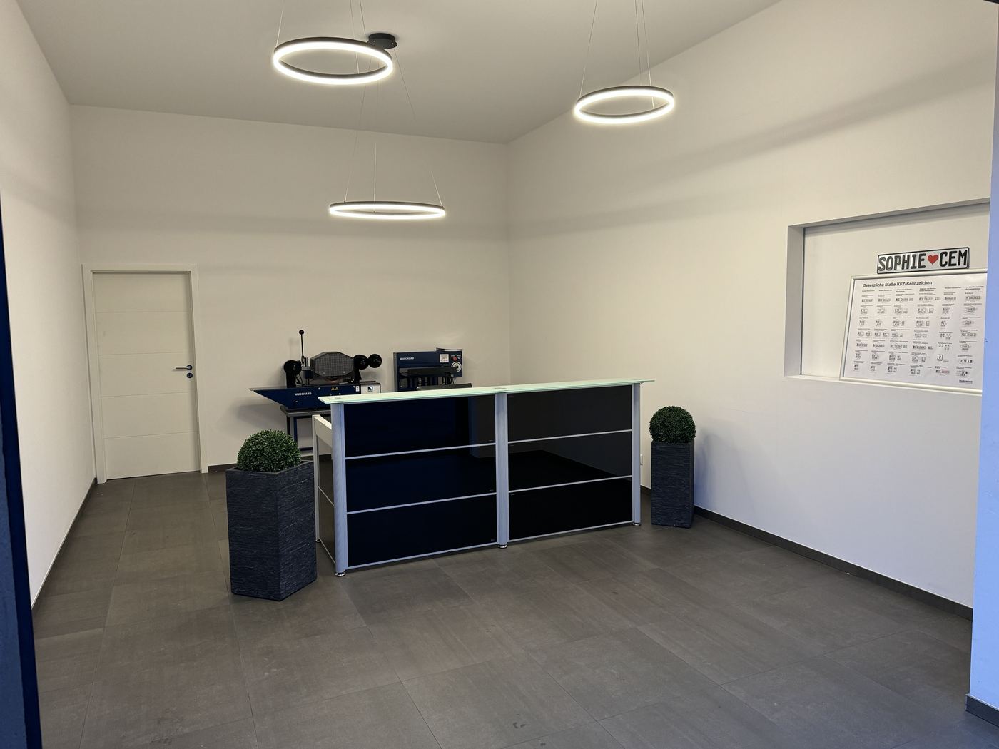 Kundenraum mit Empfangstheke und Prägemaschinen