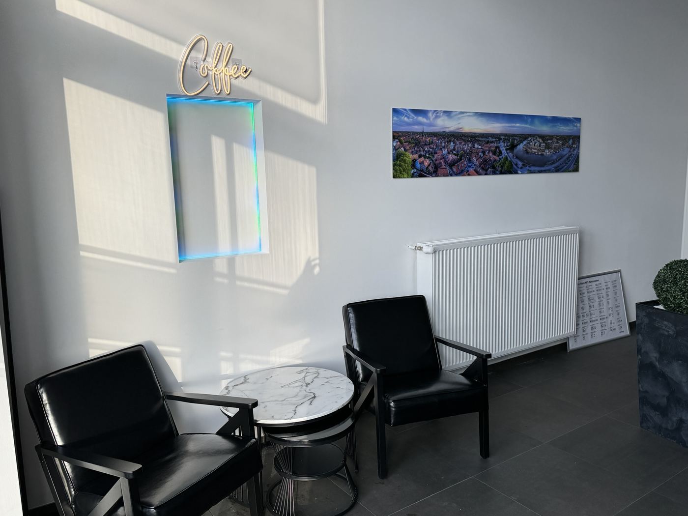 Lounge mit Sesseln und Coffee-Schriftzug